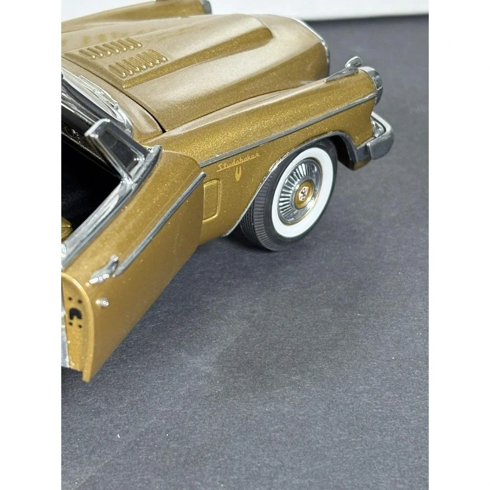 1957 Studebaker Golden Hawk Danbury Mint 1:24 Diecast Car Gold w/ Box